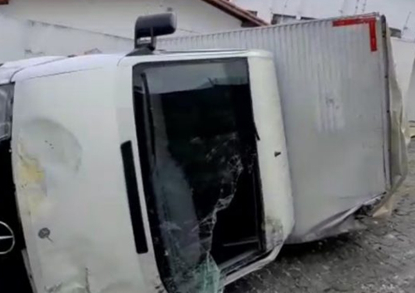 Jequié: Motorista perde controle e caminhão tomba