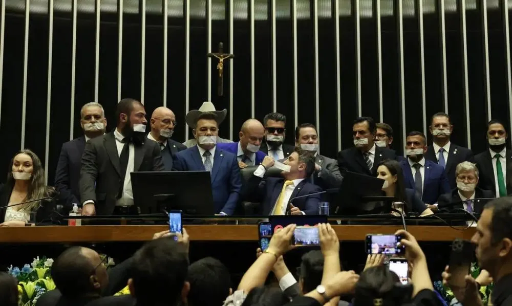 Parlamentares da oposição protestam e exigem anistia e impeachment de Moraes