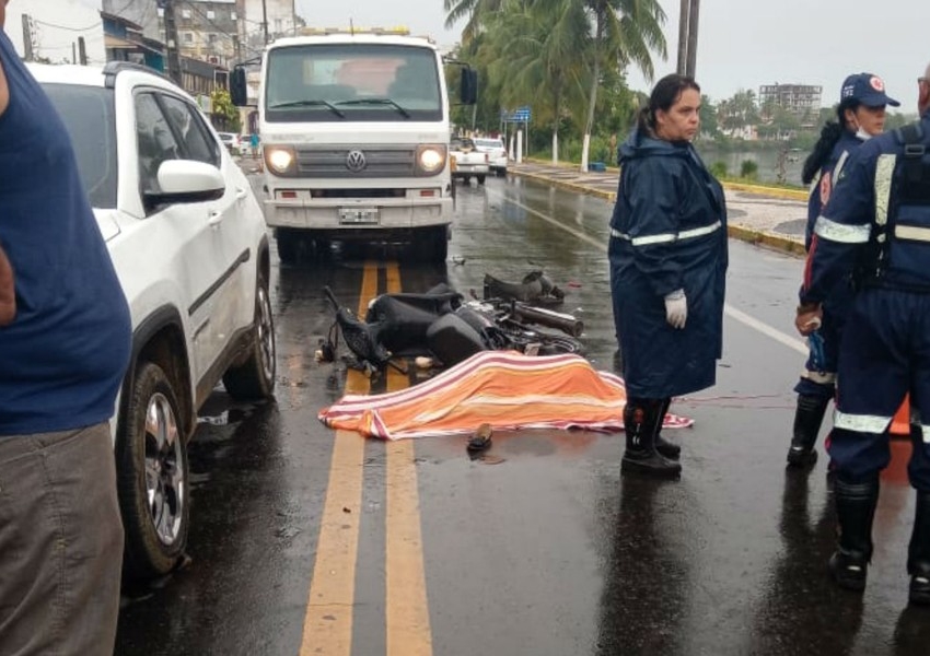 Enfermeira morre a caminho do trabalho, em acidente envolvendo dois carros e uma moto na Bahia
