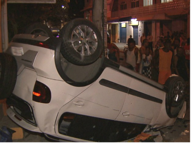 Salvador: Assaltantes em fuga causam acidente de carro e mulher morre atropelada