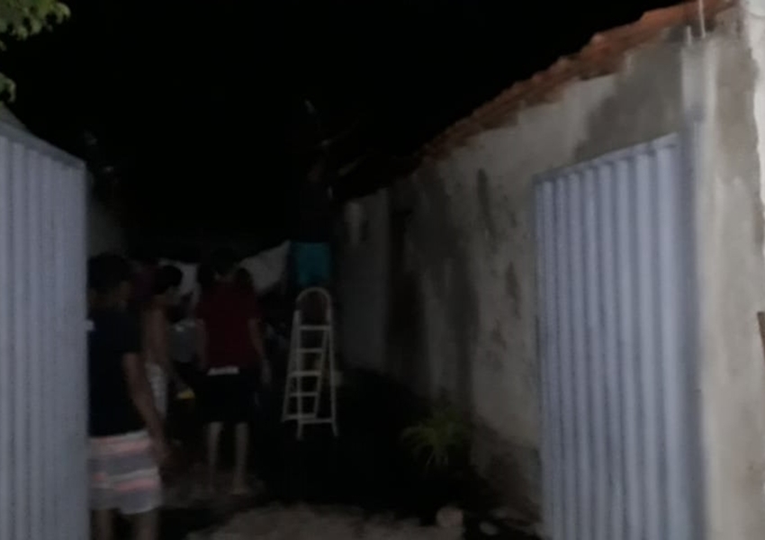 Livramento: Casa pega fogo no Bairro Benito Gama e vizinhos se mobilizam para conter as chamas