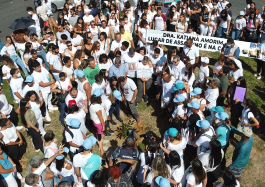 Familiares e amigos de dentista morta após atropelamento fazem protesto em Ilhéus
