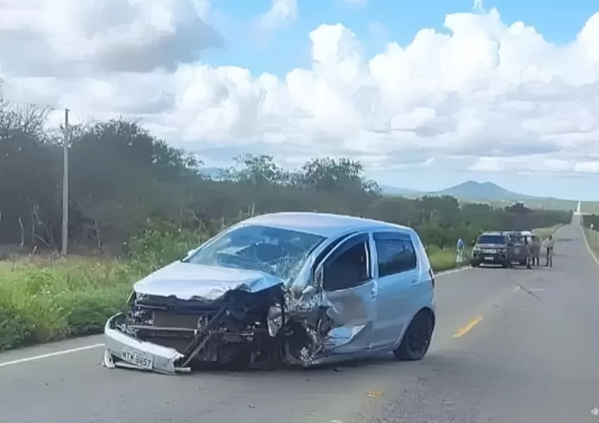 Acidente fatal na BA-148 deixa uma pessoa morta e outras feridas após colisão frontal entre veículos