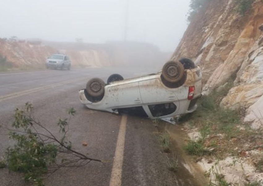 Rio de Contas: Veículo tomba após motorista perder o controle da direção
