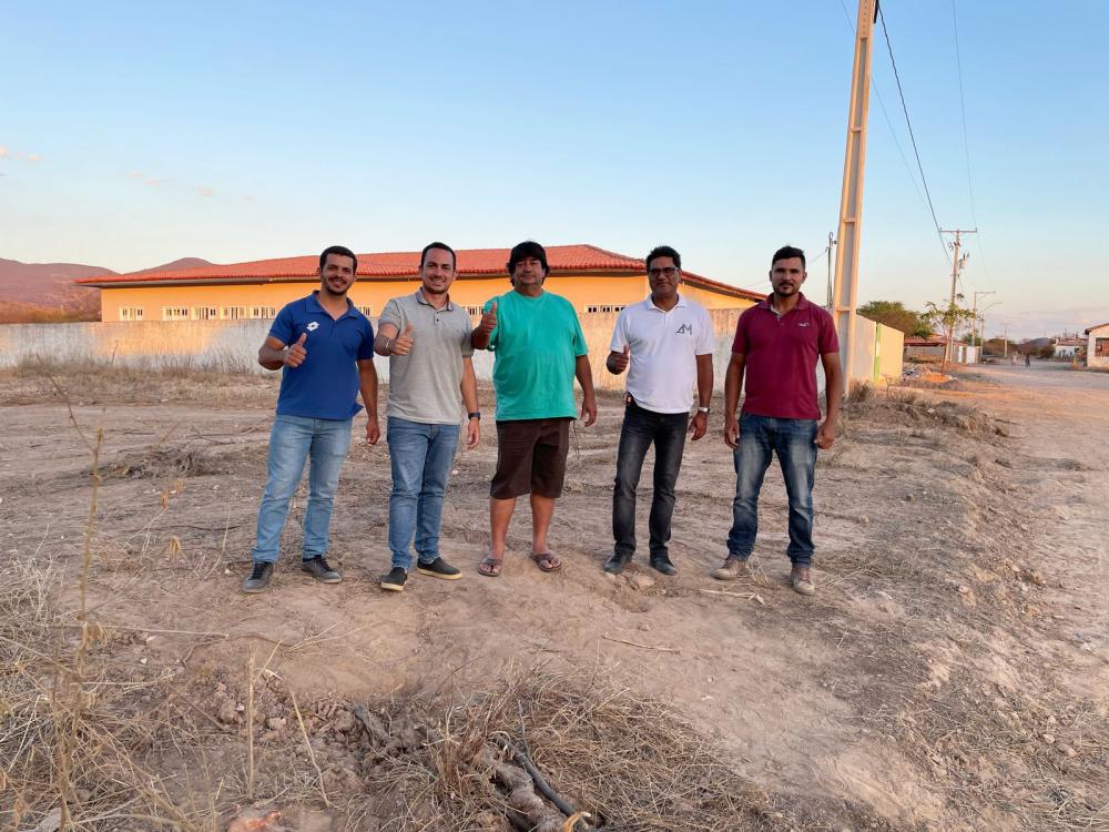 Prefeito de Ituaçu autoriza construção de Quadra Poliesportiva no povoado de Manoel Alves