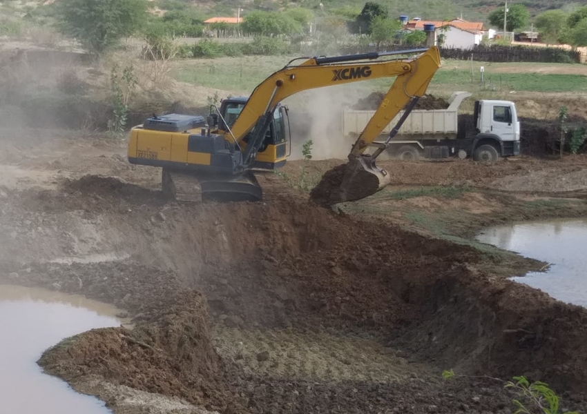 Livramento: Prefeitura realiza limpeza de lagoa e aguadas na comunidade de Santa Cruz