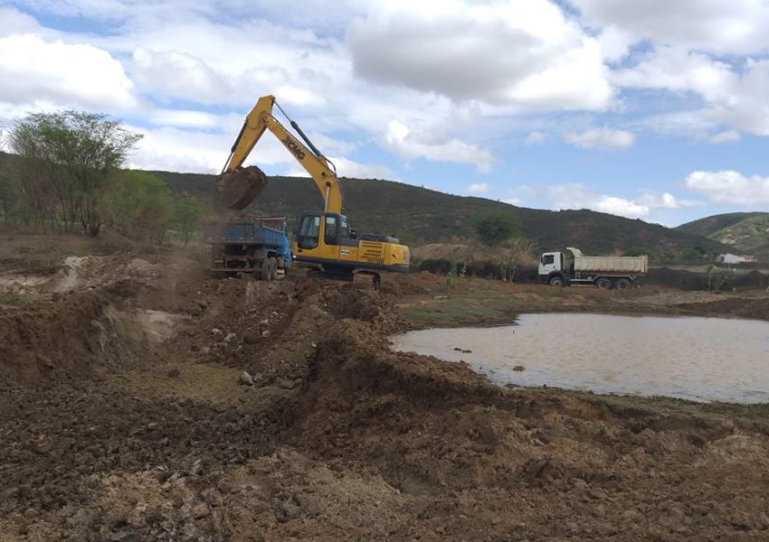 Livramento: Prefeitura realiza limpeza de lagoa e aguadas na comunidade de Santa Cruz
