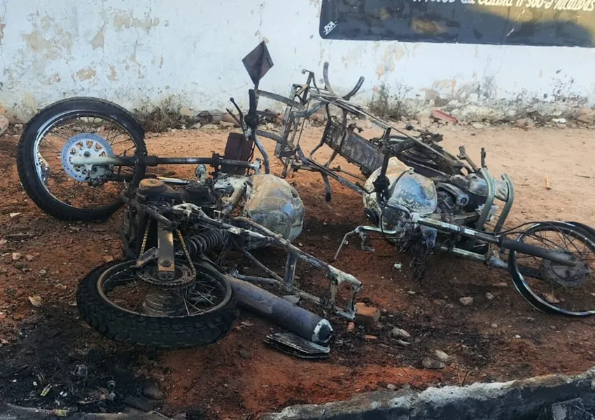 Duas motos colidem e pegam fogo em acidente em Macaúbas