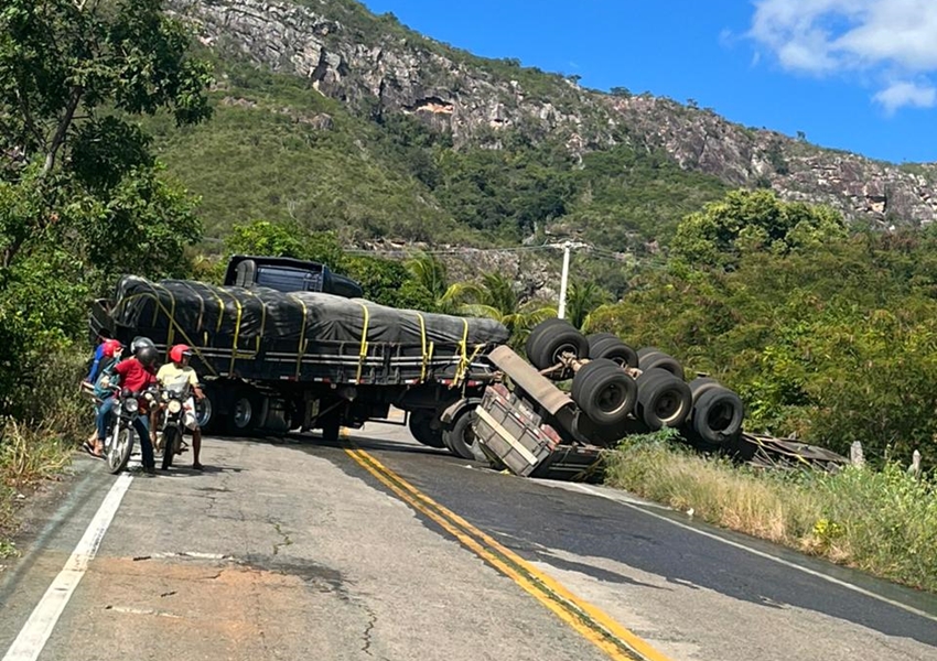 Carreta carregada de cimento se envolve em acidente na BA-148, entre Livramento e Rio de Contas