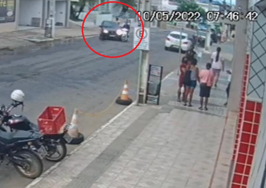 Câmera de monitoramento flagra motociclista sendo atingida por carro no Centro de Livramento