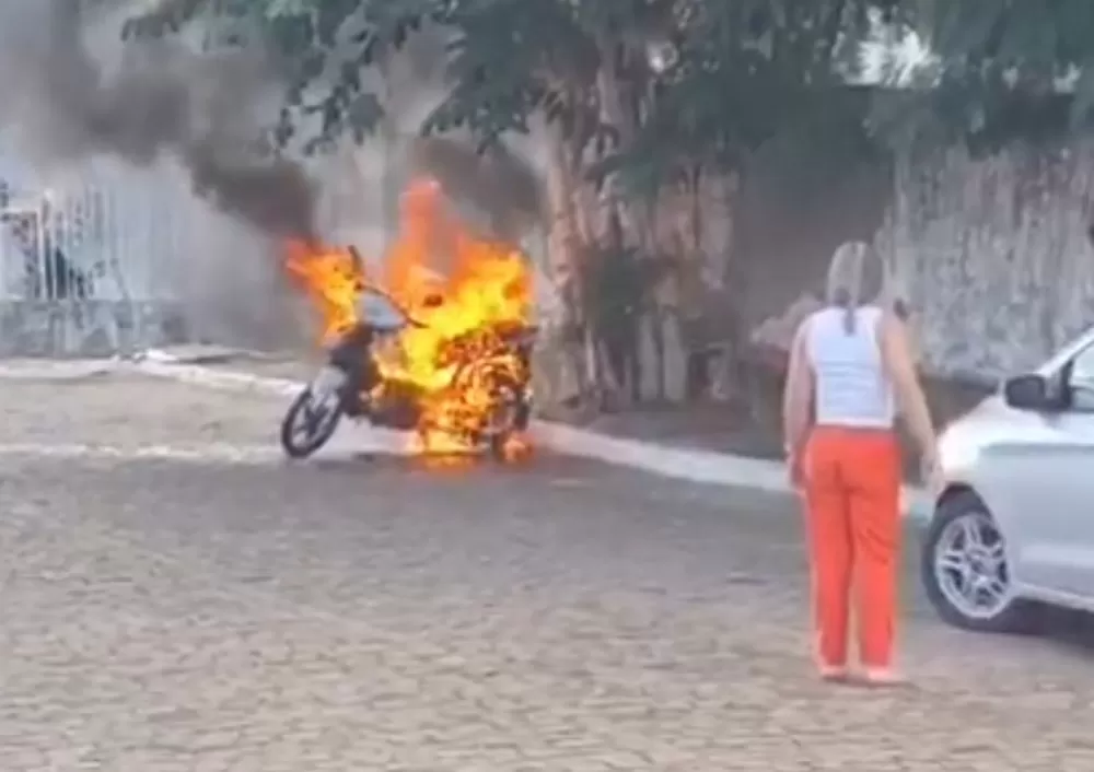 Aluno incendeia moto de professora em Salto da Divisa, MG