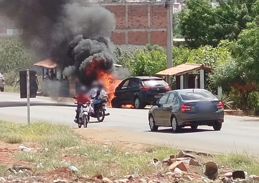 Carro é destruído por incêndio no Bairro Piçarrão, em Livramento de Nossa Senhora