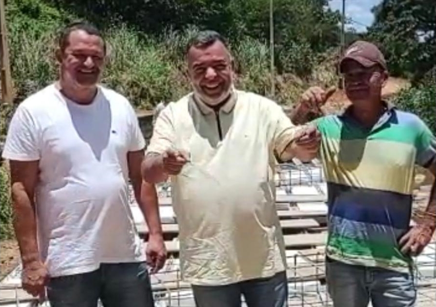 Prefeito de Livramento vistoria obras de construção de nova ponte na divisa com Paramirim
