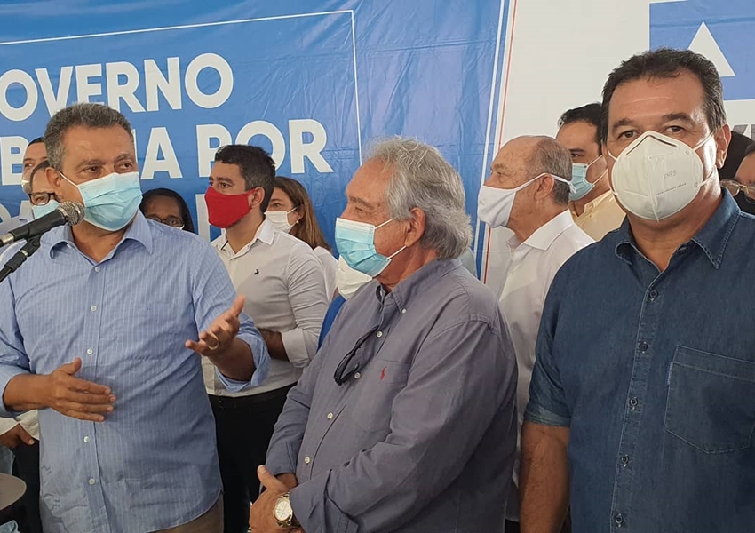 Deputado Marquinho Viana com Rui Costa na entrega de vans para os consórcios municipais de saúde