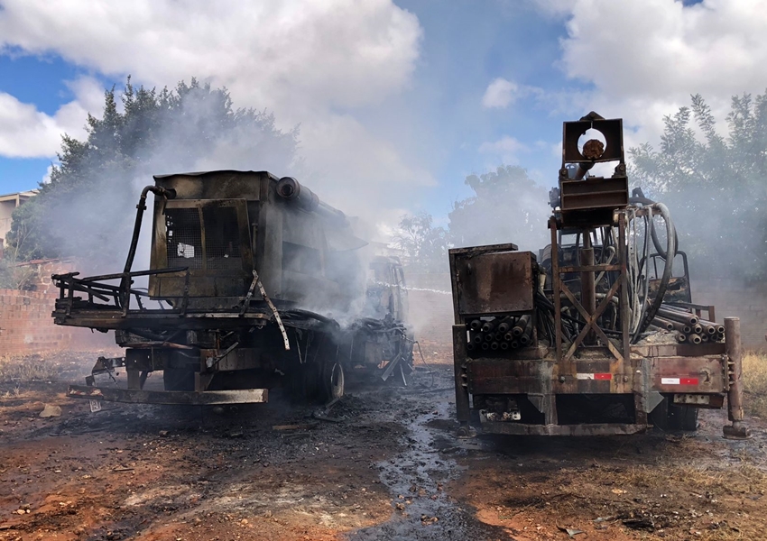 Livramento: Dois caminhões foram destruídos após incêndio 