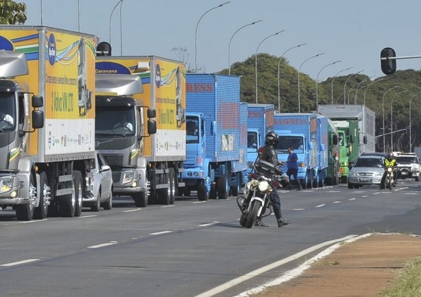 Após ameaça de paralisação, Bolsonaro fala em auxílio para 750 mil caminhoneiros