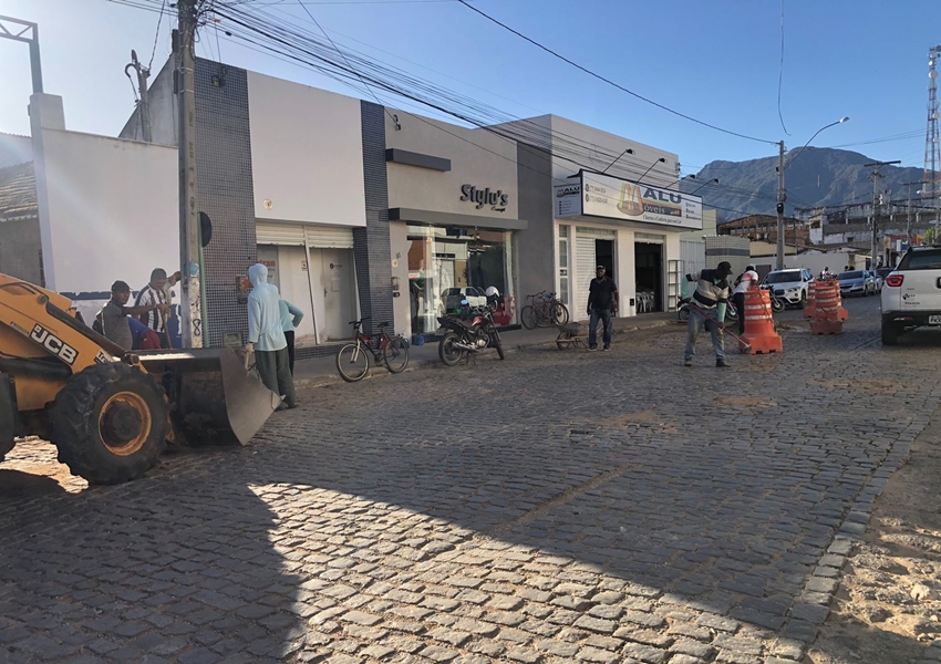 Prefeitura de Livramento realiza manutenção de vias no Centro da cidade