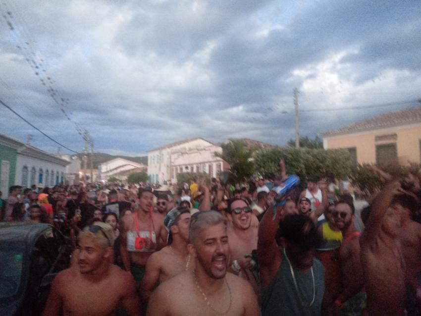 Protesto é realizado durante Carnaval em Rio de Contas