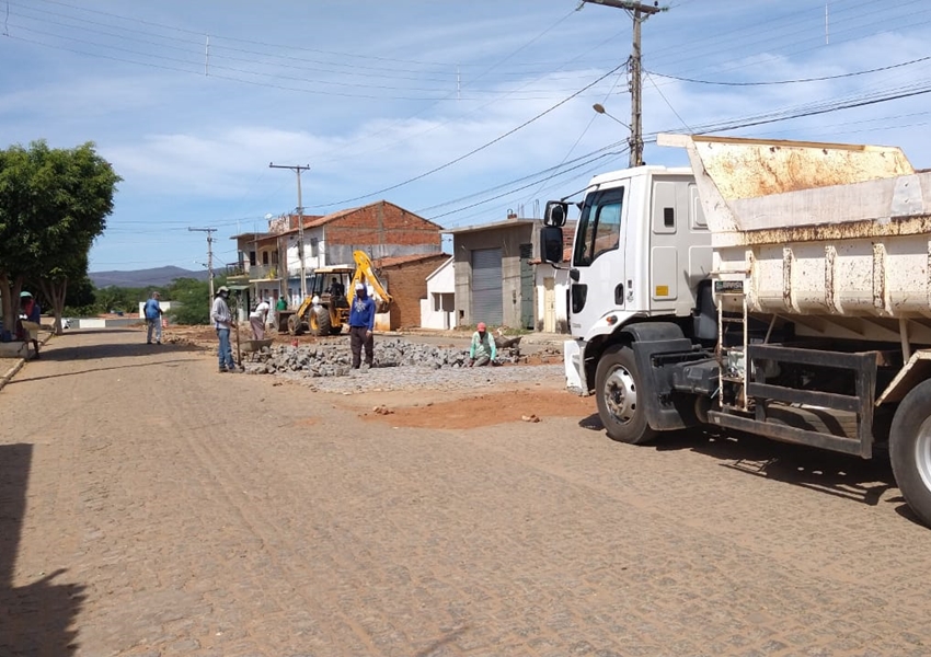 Livramento: Trecho do canteiro central da Rua Castro Alves em Itanagé é retirado