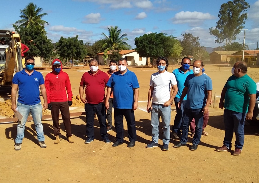 Livramento: Prefeito assina ordem de serviço para construção de quadra poliesportiva e novo cemitério em Lourenço