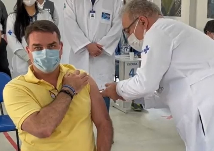 Flávio Bolsonaro posta vídeo sendo vacinado por Marcelo Queiroga e ironiza: Obrigado ao 'negacionista'