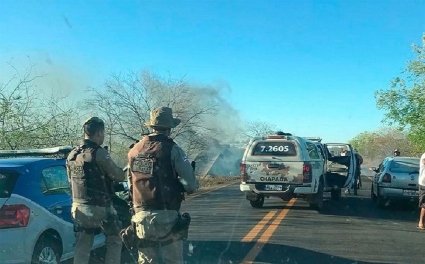 Bandidos interceptam e explodem carro-forte na rodovia BA-122, na Chapada Diamantina