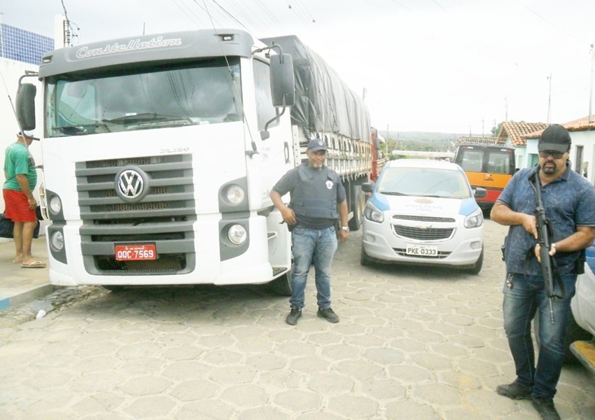 Dois caminhões e cargas roubadas são encontrados sob lonas em Encruzilhada
