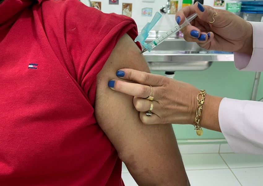 Quase 85 mil baianos não voltaram para tomar segunda dose da vacina, aponta Sesab