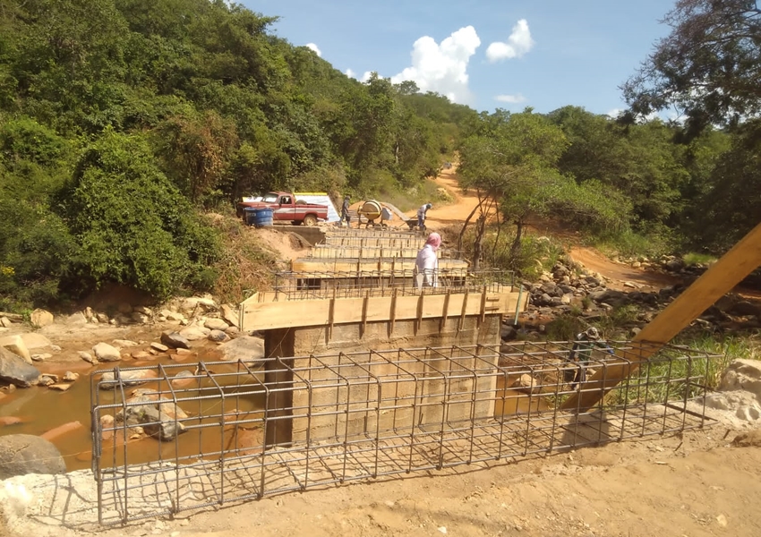 Prefeitura de Livramento constrói nova ponte de concreto na divisa com Paramirim