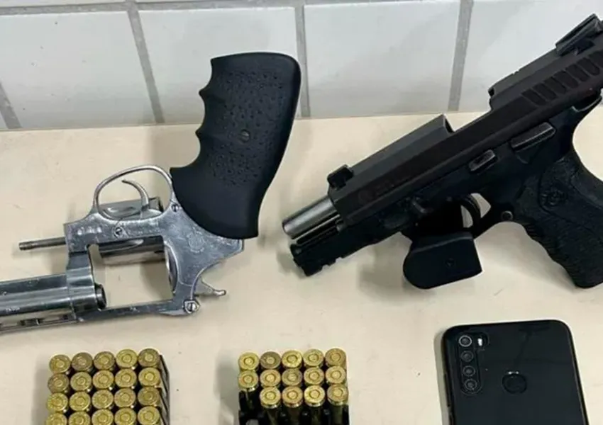 Polícia localiza suspeitos de homicídio e apreende arsenal em Jequié