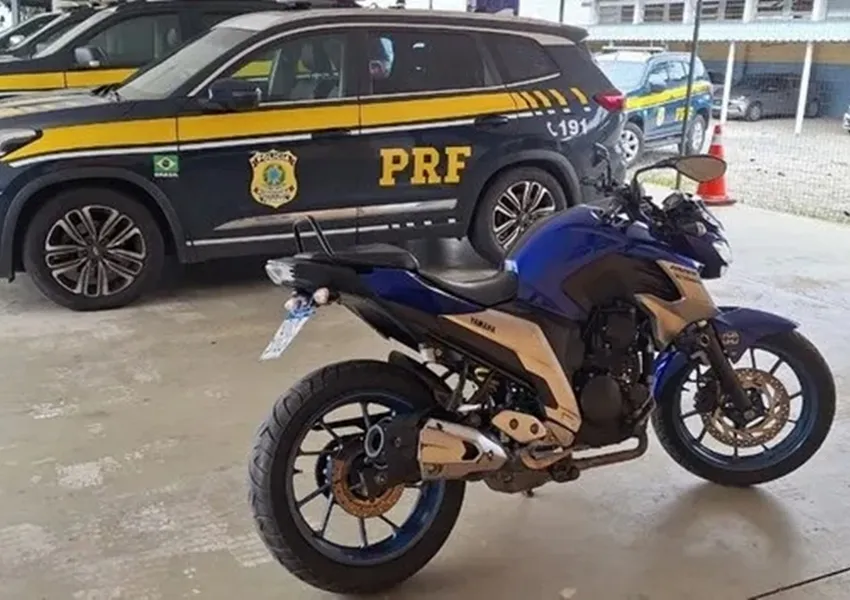 PRF apreende moto adulterada transportada como carga em ônibus na BR-116