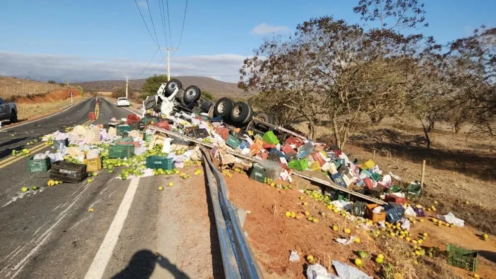 Caminhão capota na BA-026 entre Rio do Antônio e Caculé e motorista fica ferido