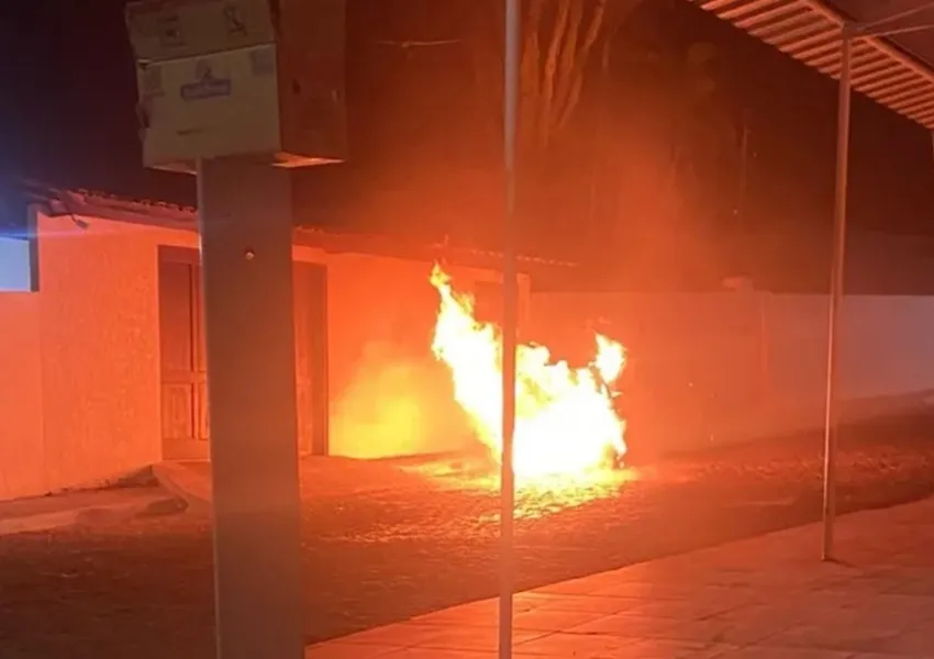 Carro do prefeito de Botuporã é incendiado em frente à sua residência