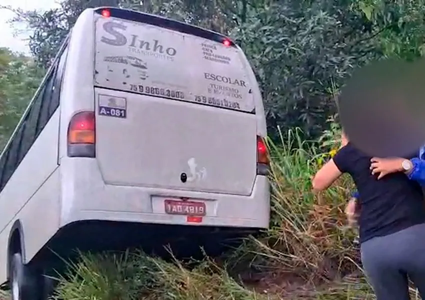 Ônibus com estudantes do CPM de Alagoinhas sai da pista após chuva entre Pojuca e Catu