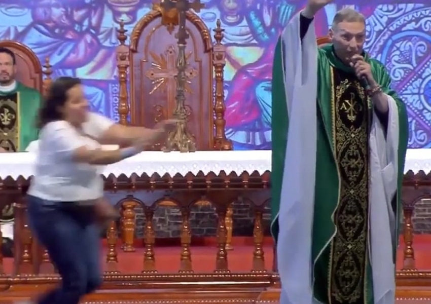 Mulher empurra padre Marcelo Rossi de palco durante missa; veja vídeo