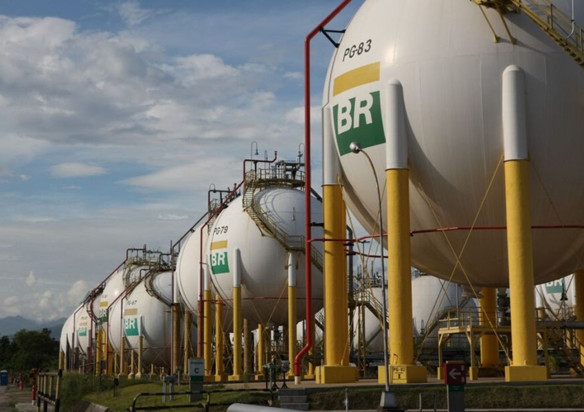 Bolsonaro diz que Petrobras deve anunciar novo reajuste dos combustíveis em 20 dias