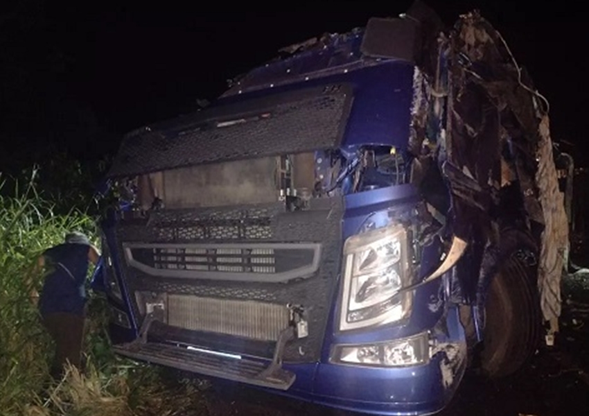 Motoristas morrem após batida entre caminhões na BR-101, em Arataca