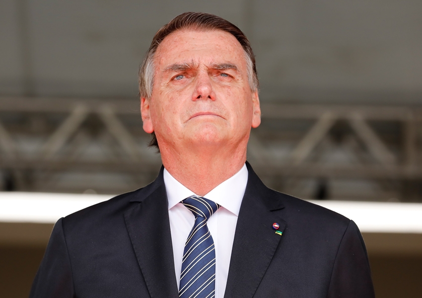 Bolsonaro assina medida que eleva salário mínimo a R$ 1.302 a partir de 1º de janeiro de 2023