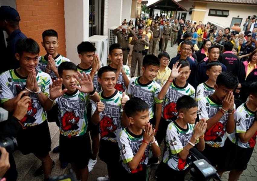 Meninos e técnico que ficaram presos em caverna na Tailândia recebem alta de hospital
