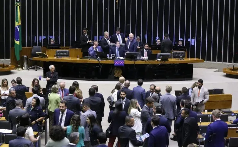 Deputados aceleram tramitação de projeto que regula uso de redes sociais por menores