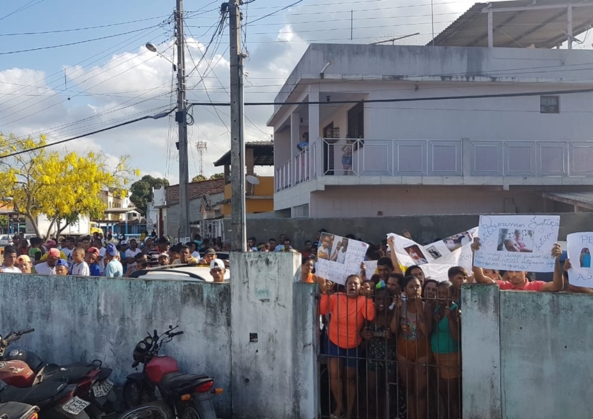 Casal é preso por envenenar mãe e filhas e população cerca delegacia