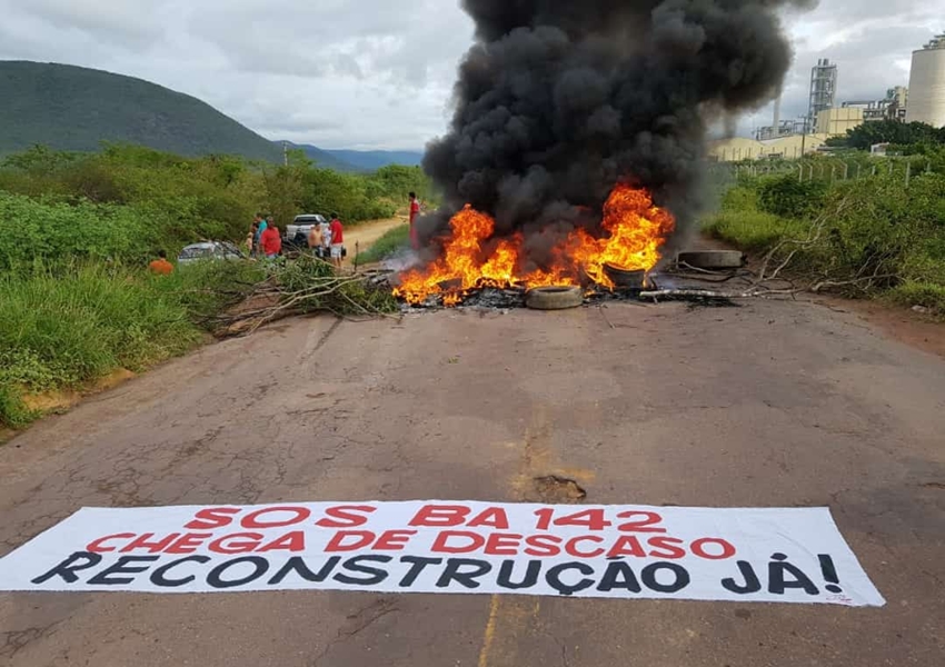 Manifestantes bloqueiam BA-142, trecho entre os municípios de Tanhaçu e Ituaçu, cobrando reconstrução da via