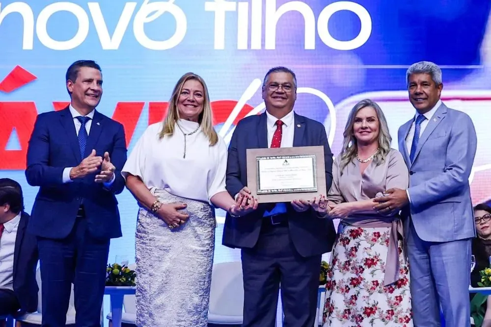Ministro Flávio Dino recebe título de Cidadão Baiano em evento do TCE