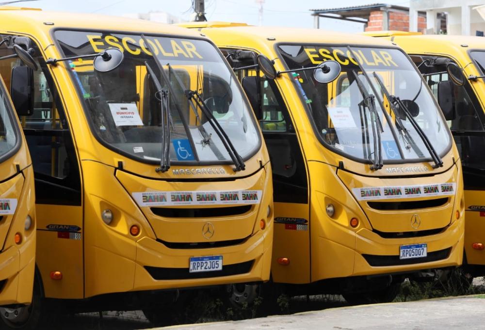 Governador entrega 80 ônibus escolares para o transporte de estudantes de municípios do interior