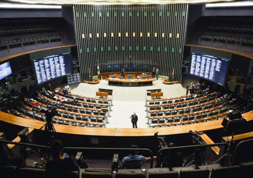 Quase 90% dos deputados federais tentam reeleição este ano