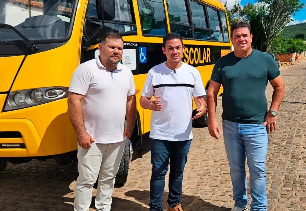 Deputado Marquinho Viana entrega ônibus escolar para Ituaçu