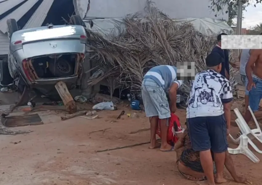 Motorista perde controle de veículo e fere oito em povoado de Macaúbas