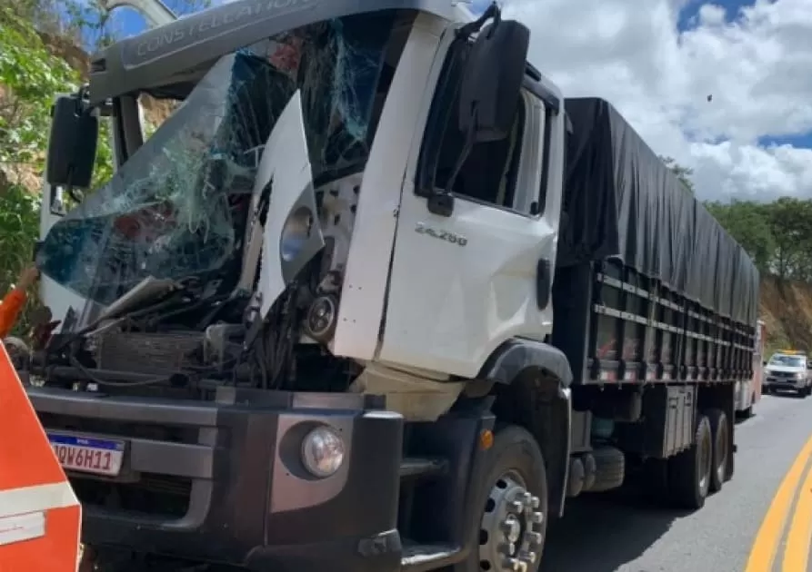 Motorista ferido em colisão na BR-116 entre caminhões em Jaguaquara