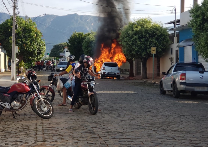 Vídeo: Carro pega fogo no centro de Livramento