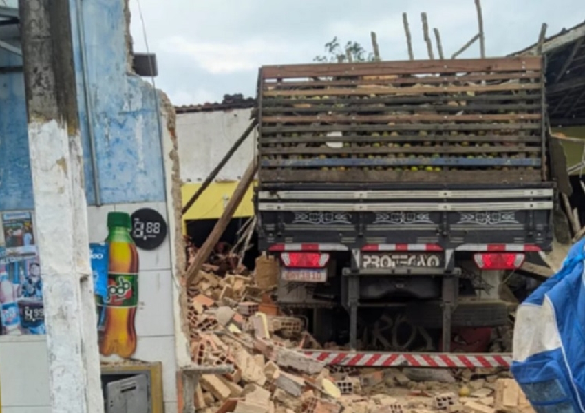 Caminhão desgovernado atinge estabelecimentos comerciais e deixa feridos